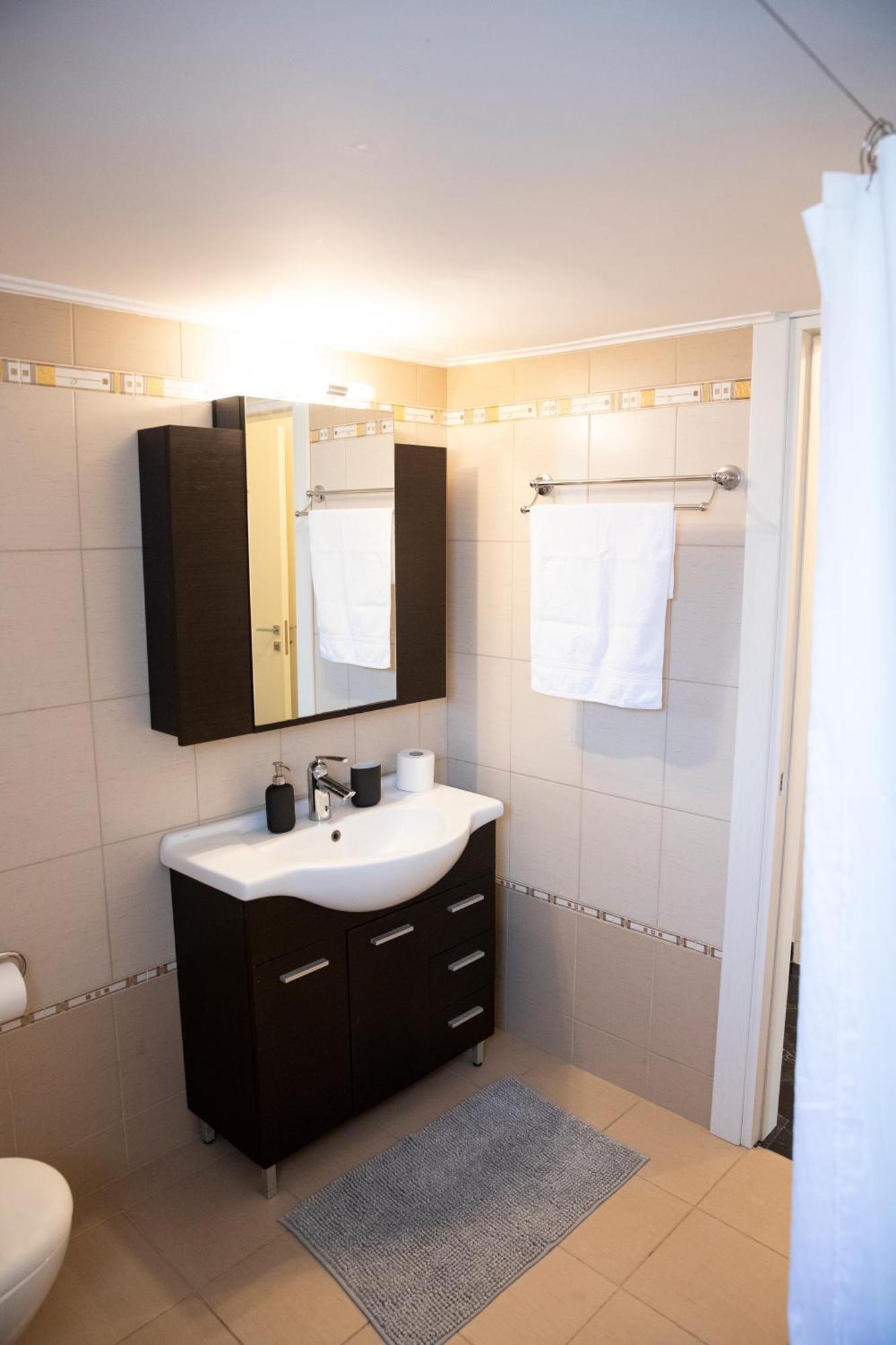 Spacious Glyfada Golf 4br -near + Shops Apartment Athens