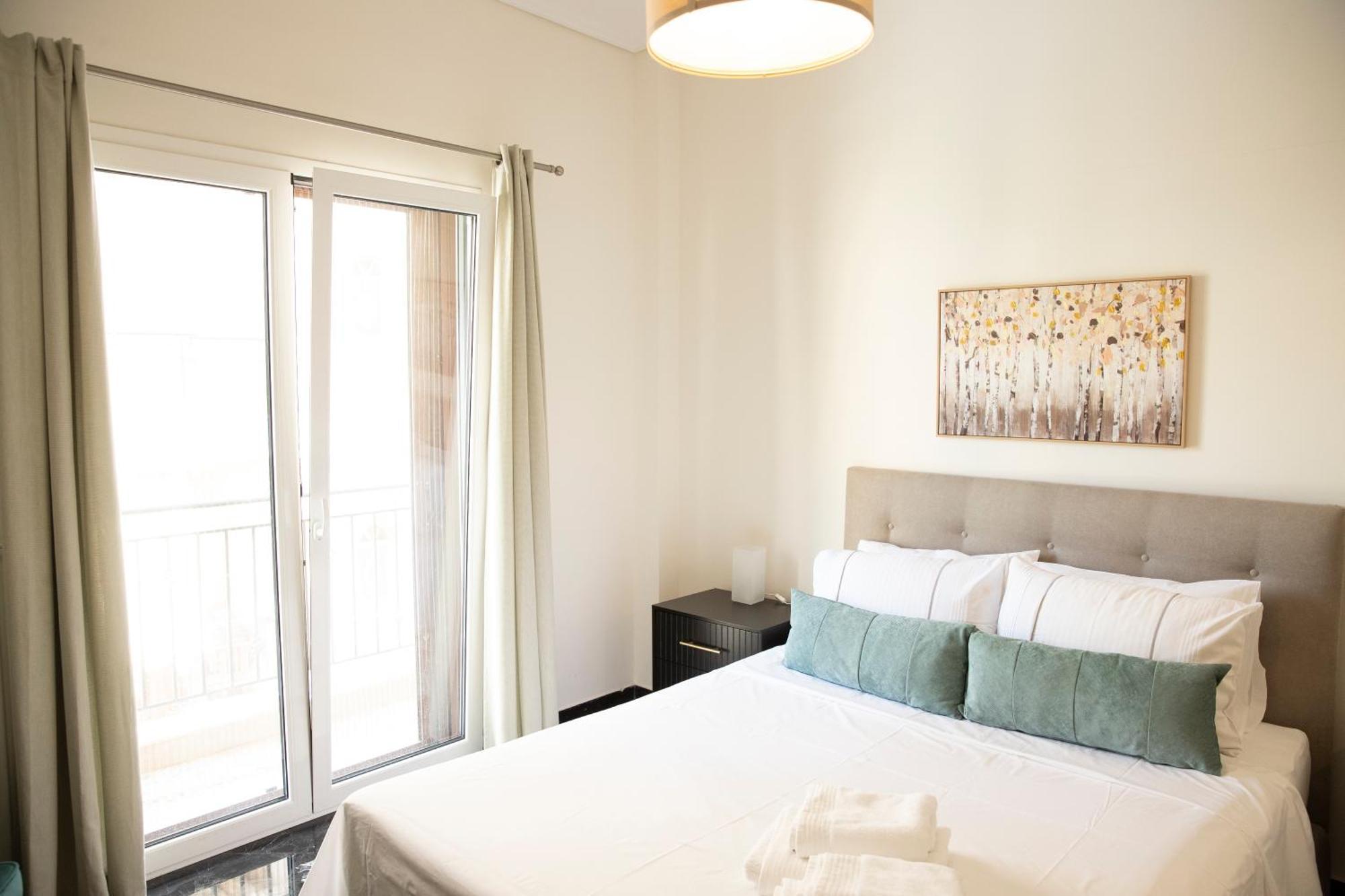 Spacious Glyfada Golf 4br -near + Shops Apartment