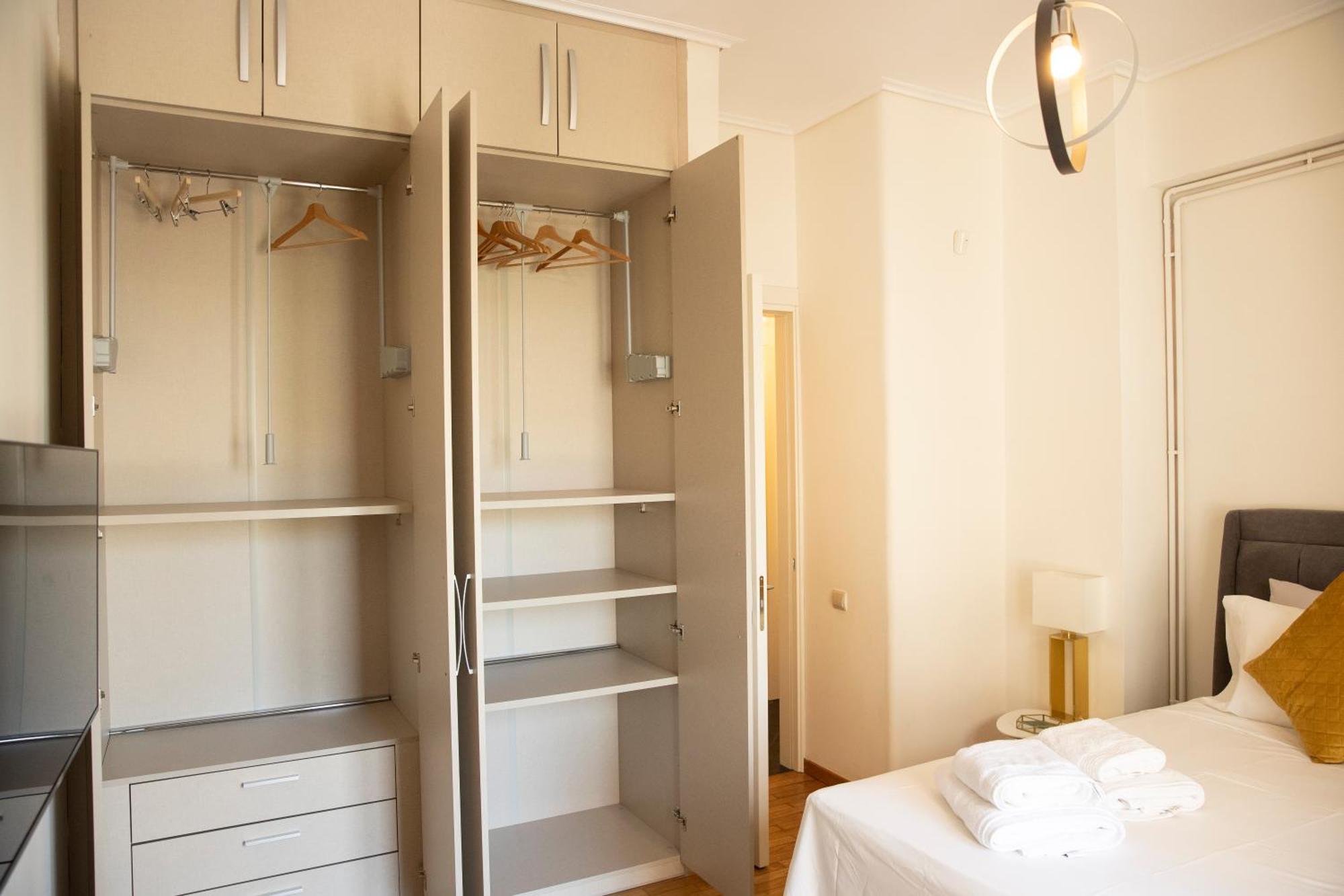Spacious Glyfada Golf 4br -near + Shops Appartement *